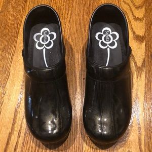 Sanita patent clogs NWOT